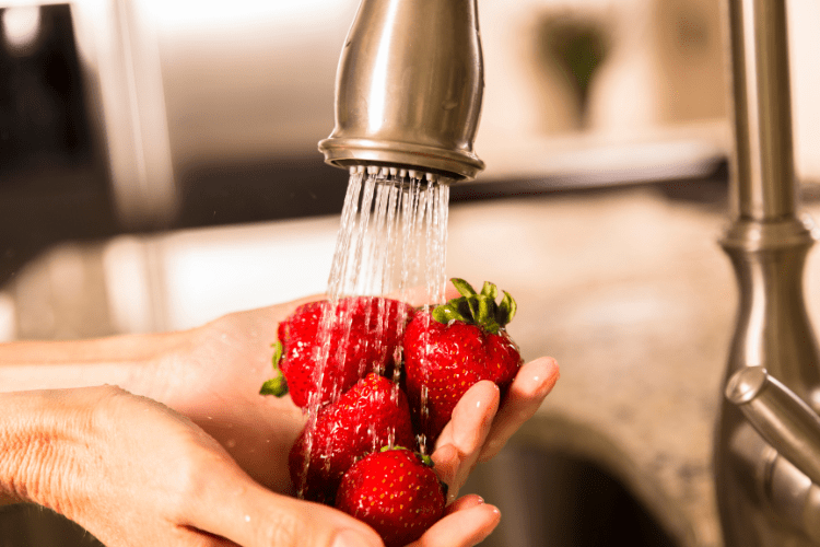 How to wash strawberries